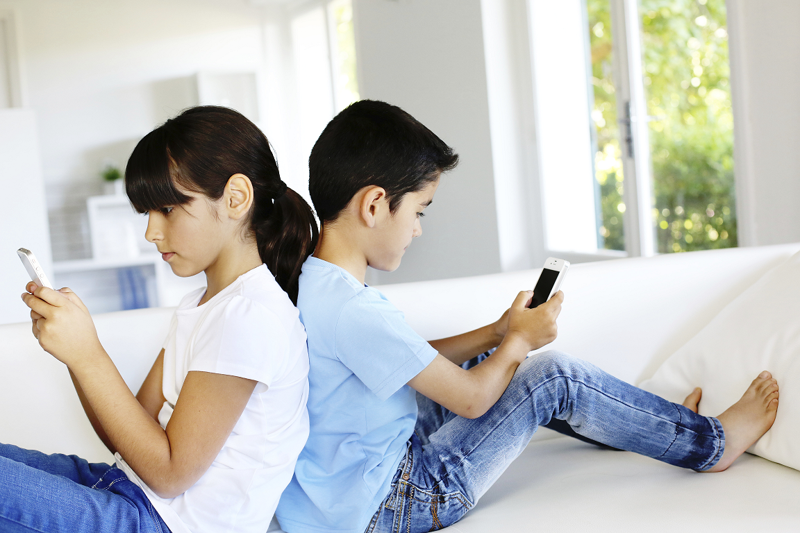 Миопию у детей лечат с помощью смартфонов