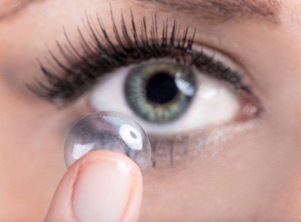 Названы главные опасности ношения контактных линз